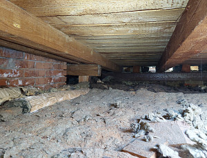 Zateplení stropu rodinného domu pomocí foukané izolace